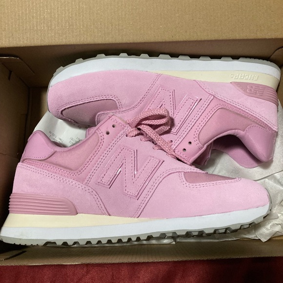 New Balance - Picture 1 of 5